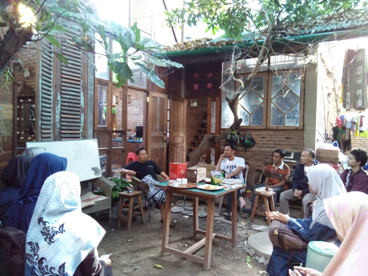 Sudut Pandang, Menulis, dan Tangga Scientia-Sacra